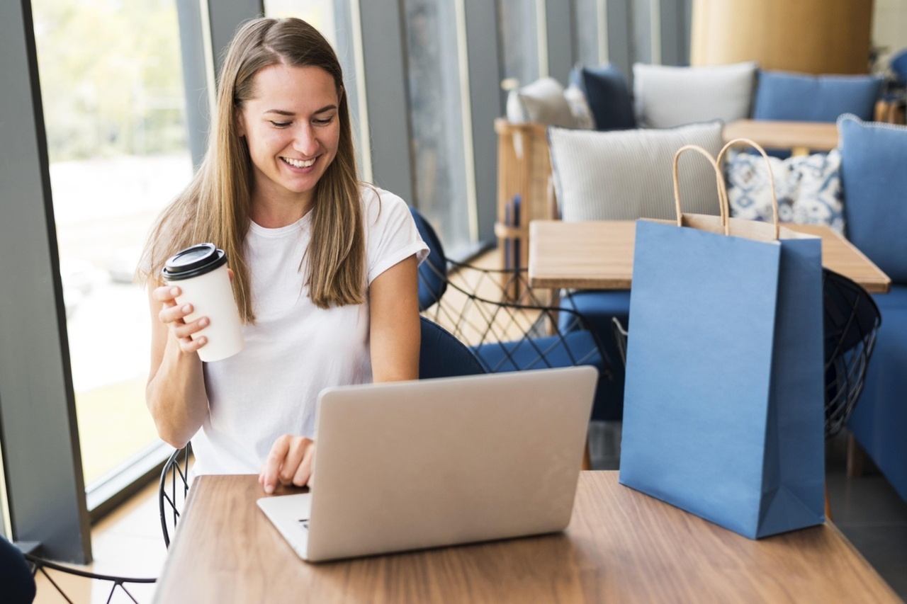 Nákup nábytku online s doručením domů: Výhody a moderní trendy