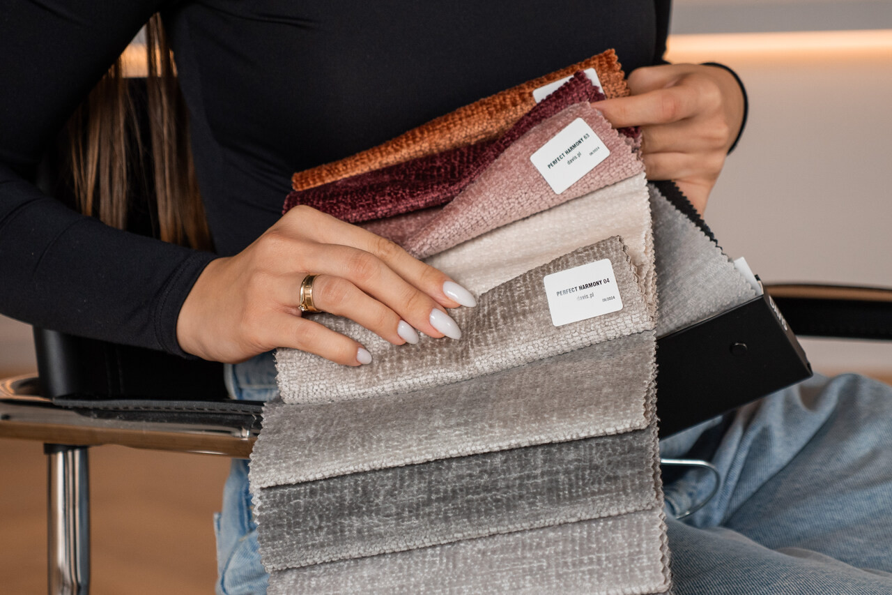 TOP 5 trendů 2025: Nejoblíbenější materiály a barvy látek